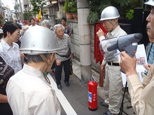 街頭消火器説明中の様子