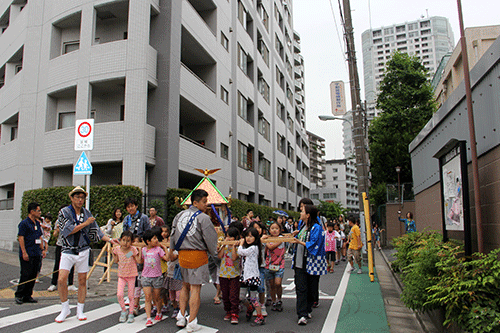 マンションの間を練り歩く城二神輿