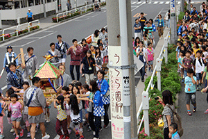 学校周辺を練り歩く城二神輿