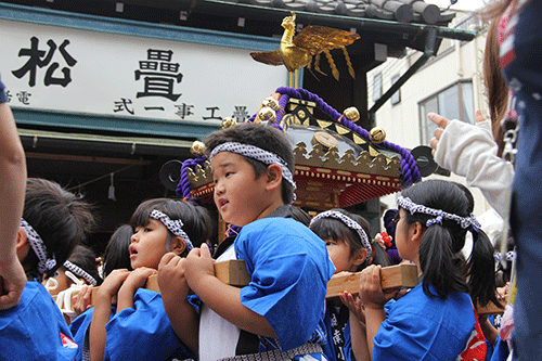 旧東海道を練り歩く城南神輿