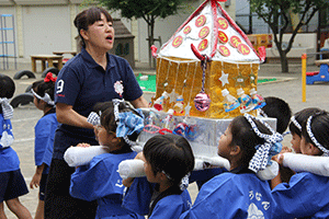 園児もみこしを担いで練り歩き