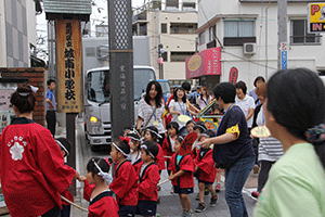 にこにこ山車を引く園児