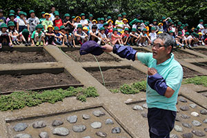 永尾さんの説明を聞く児童たち