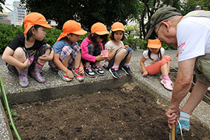 説明を聞く東大井保育園の園児