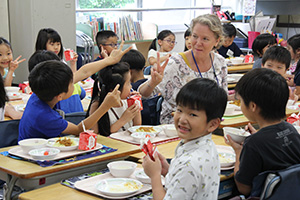 給食も児童と一緒に