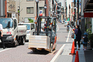 フォークリフトで搬送