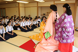 同級生の視線を浴びてお服上げ