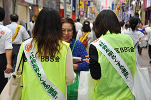 啓発ティッシュを配るＢＢＳ会の学生