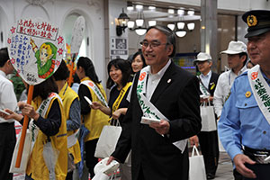 広報活動参加者と一緒に啓発活動をする区長