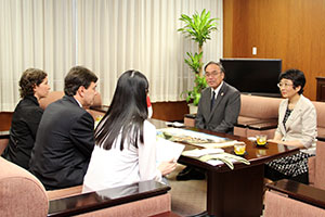 大使と歓談する濱野区長