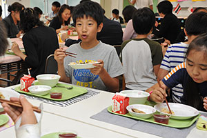 美味しそうに食べる児童たち