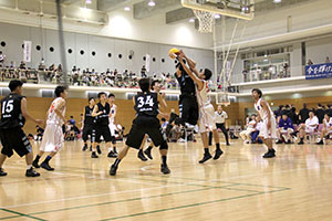 実業団男子第一試合ゴール下でのせめぎあい