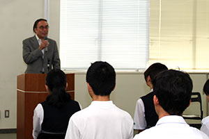 激励の言葉をかける濱野区長