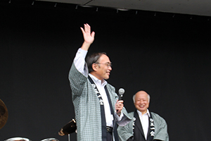 挨拶する濱野区長と伊与田会長