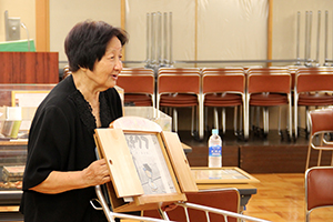 紙芝居を読む中野さん