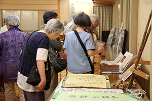 展示品を見ながら会話が弾む来館者