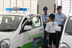 生活安全パトロールカーに乗車