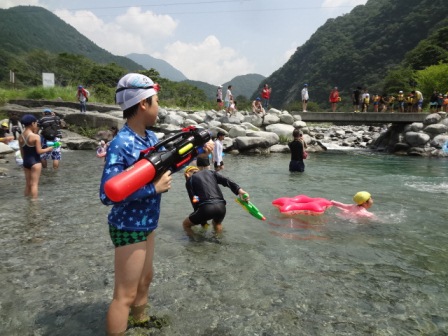 清流あそび　水鉄砲