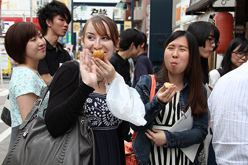 コロッケを食べる留学生