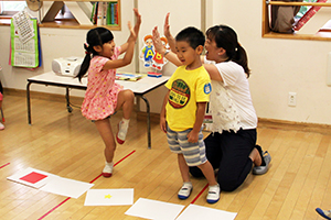 ハイタッチする園児と肩を落とす園児