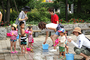 公園に遊びに来ていて参加してくれて親子ら