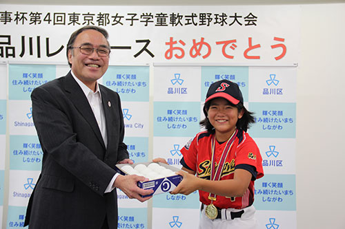 優勝記念品を贈呈