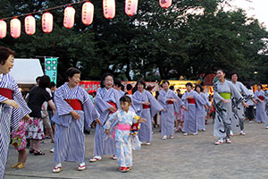 踊りの輪に加わる子ども