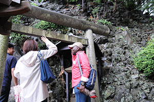 富士塚を登る