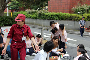 けが人の対応をする区職員