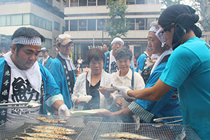 焼きたてを配る