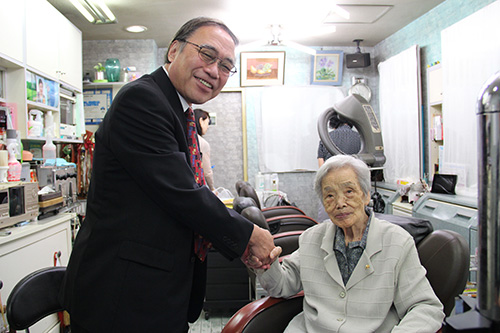 濱野区長、100歳を迎えた平石さんを訪問