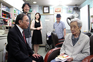 家族に囲まれて100歳を迎えた平石さん