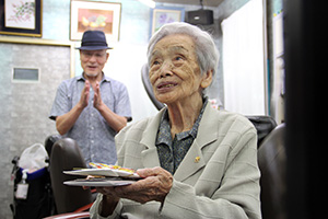 お祝いを喜ぶ平石さん