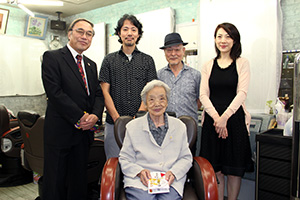 家族と濱野区長と一緒に記念写真