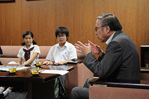 濱野区長と歓談する国連大使の二人