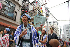 かわら版売りに扮する男性