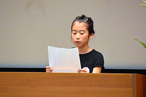 代表で作文を読む6年生の鈴木さん