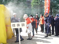 煙ハウス体験の様子