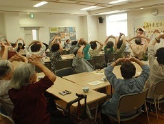 頭のマッサージをする戸越・平塚地区の参加者