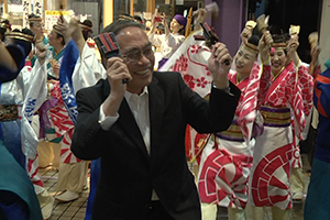 よっちょれを踊る濱野区長