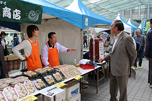 店を見ながら歩く濱野区長