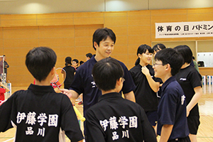 バドミントンクリニック講師の町田選手と参加者