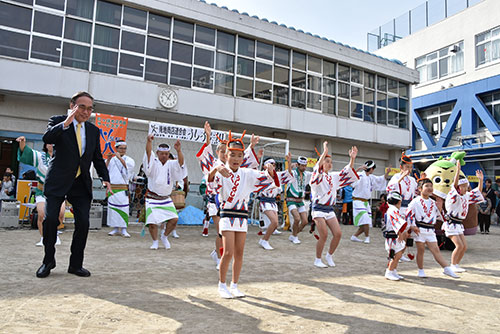 区長も一緒に阿波踊り