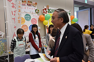 各展示ブースを見学する区長