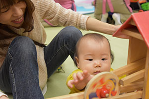 昔遊びをする赤ちゃん