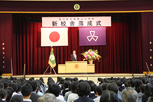 あいさつする濱野区長