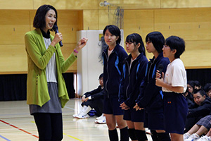 児童・生徒の質問に答える講師