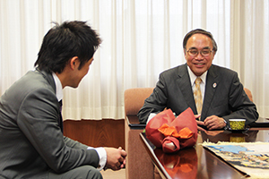 区長表敬の様子