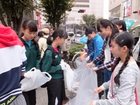 ごみ仕分け中です