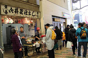 にぎわう商店街